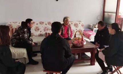 弘揚雷鋒精神，關(guān)愛空巢老人