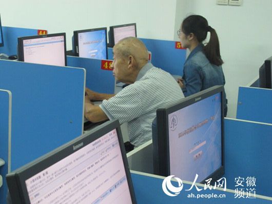 姚老爺子與旁邊的年輕考生形成了鮮明對比